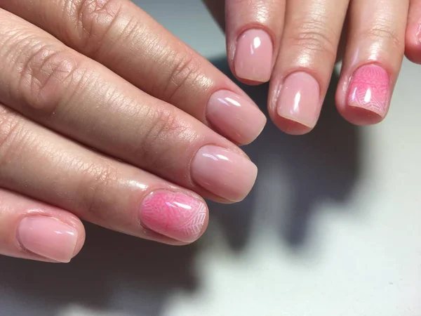 Manicura Rosa Suave Con Patrón Gradiente — Foto de Stock