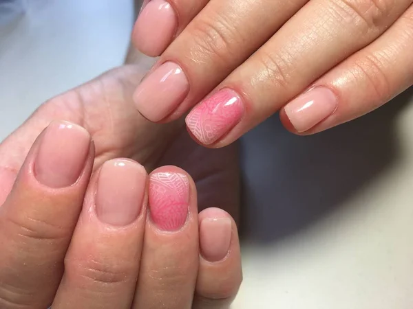 Manicure Rosa Gentile Con Modello Gradiente — Foto Stock