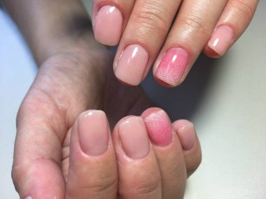 bir desen ve degrade nazik pembe manikür