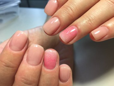 bir desen ve degrade nazik pembe manikür