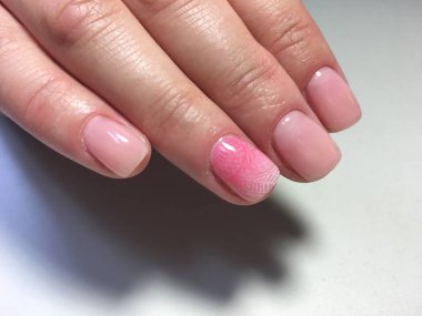 bir desen ve degrade nazik pembe manikür