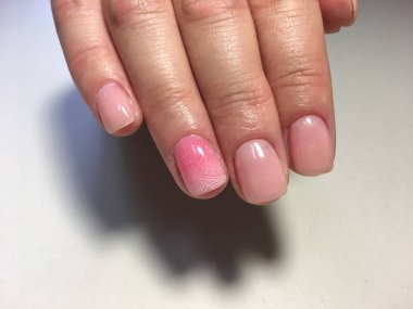 bir desen ve degrade nazik pembe manikür