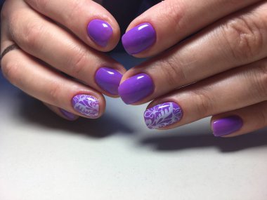 kısa tırnak üzerinde beyaz bir tasarımı ile şık leylak manikür