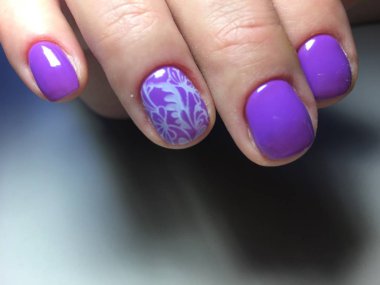 kısa tırnak üzerinde beyaz bir tasarımı ile şık leylak manikür