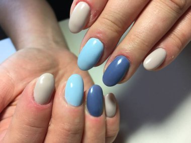 mavi ve koyu mavi tasarımı ile moda bej manikür