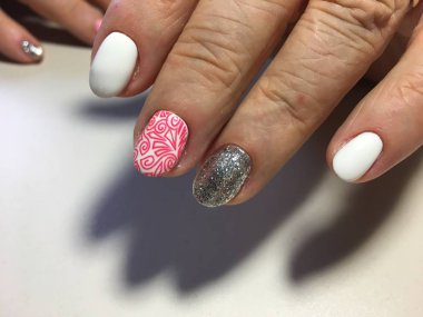 gümüş tasarım ve kırmızı desen ile şık beyaz manikür