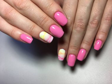 uzun tırnaklar üzerinde çok renkli tasarımı ile şık pembe manikür