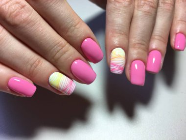 uzun tırnaklar üzerinde çok renkli tasarımı ile şık pembe manikür