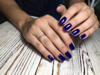 modaya karanlık mavi manikür üzerinde kısa çivi