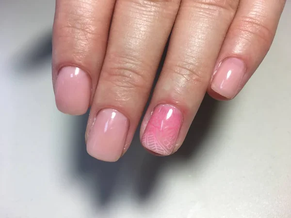 Delikatny Różowy Manicure Wzorem Gradientu — Zdjęcie stockowe