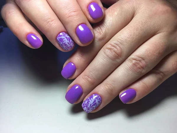 Manucure Lilas Mode Avec Design Blanc Sur Les Ongles Courts — Photo