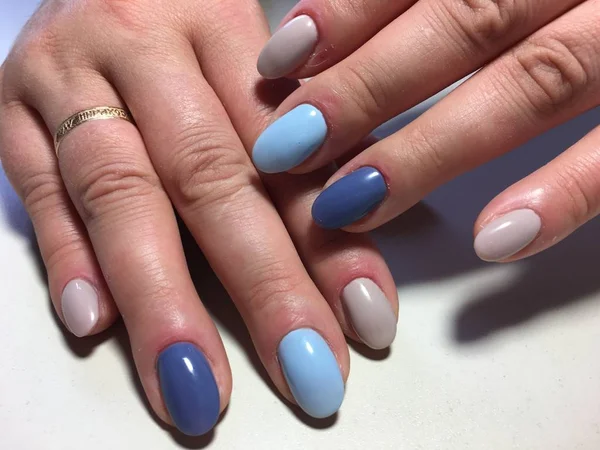 Manicure Bege Moda Com Design Azul Azul Escuro — Fotografia de Stock