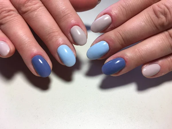 Manicure Bege Moda Com Design Azul Azul Escuro — Fotografia de Stock