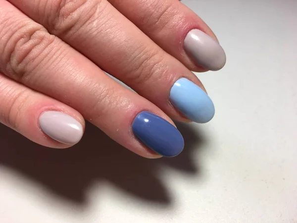 Manicure Bege Moda Com Design Azul Azul Escuro — Fotografia de Stock
