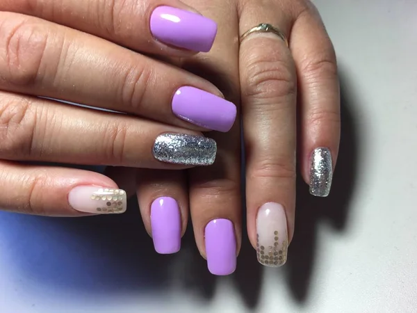 Moda Manicure Lilla Con Disegno Argento Dolci — Foto Stock