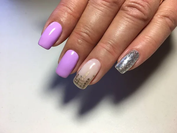 Manicura Moda Lila Con Diseño Plateado Dulces — Foto de Stock