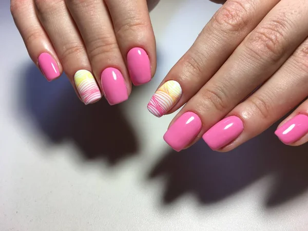 Trendy Roze Manicure Met Veelkleurige Ontwerp Lange Nagels — Stockfoto