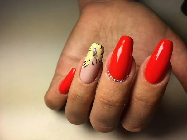 Manicure Vermelho Com Uma Borboleta Amarela Pregos Longos — Fotografia de Stock