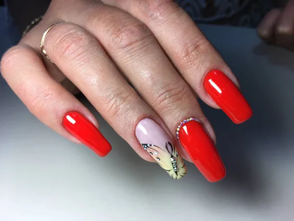 Rode Manicure Met Een Gele Vlinder Lange Nagels — Stockfoto