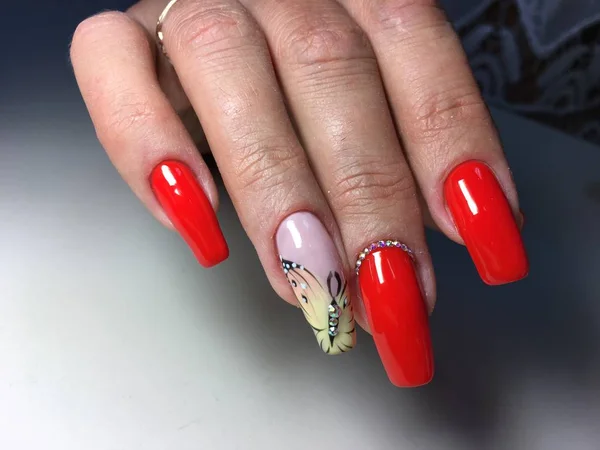 Manicure Czerwony Żółty Motyl Długie Paznokcie — Zdjęcie stockowe