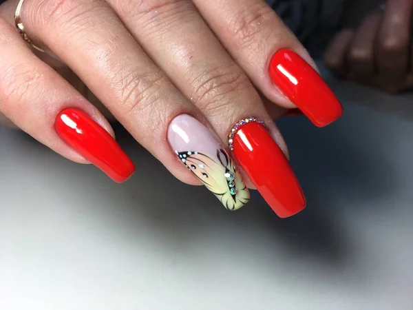 Rode Manicure Met Een Gele Vlinder Lange Nagels — Stockfoto