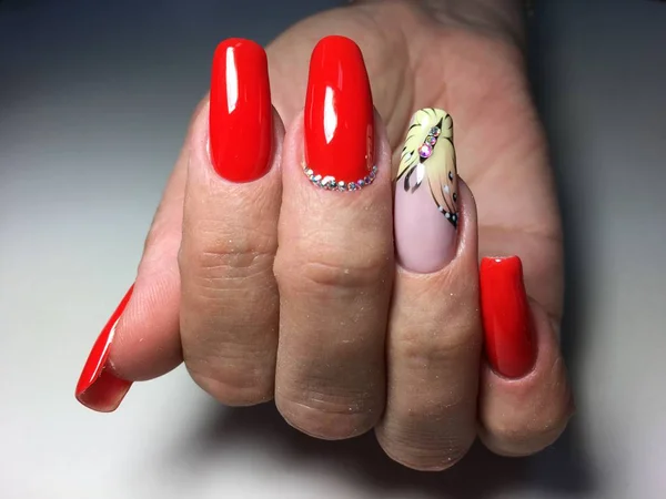 Manicure Rossa Con Una Farfalla Gialla Sulle Unghie Lunghe — Foto Stock