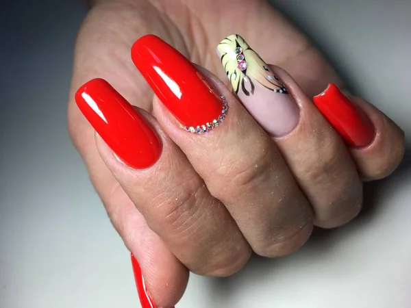 Rode Manicure Met Een Gele Vlinder Lange Nagels — Stockfoto