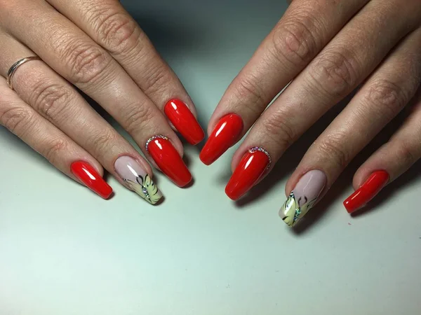 Rode Manicure Met Een Gele Vlinder Lange Nagels — Stockfoto