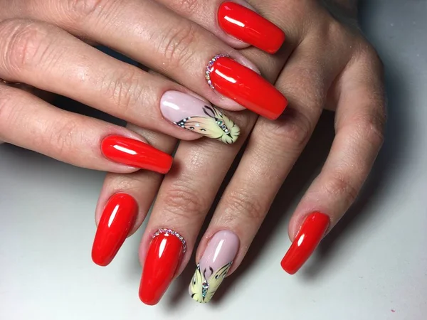 Rode Manicure Met Een Gele Vlinder Lange Nagels — Stockfoto