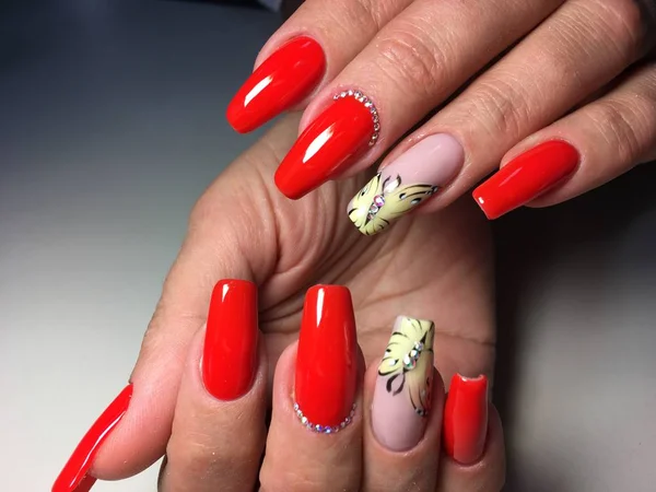 Manucure Rouge Avec Papillon Jaune Sur Les Ongles Longs — Photo