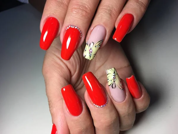 Manicure Vermelho Com Uma Borboleta Amarela Pregos Longos — Fotografia de Stock