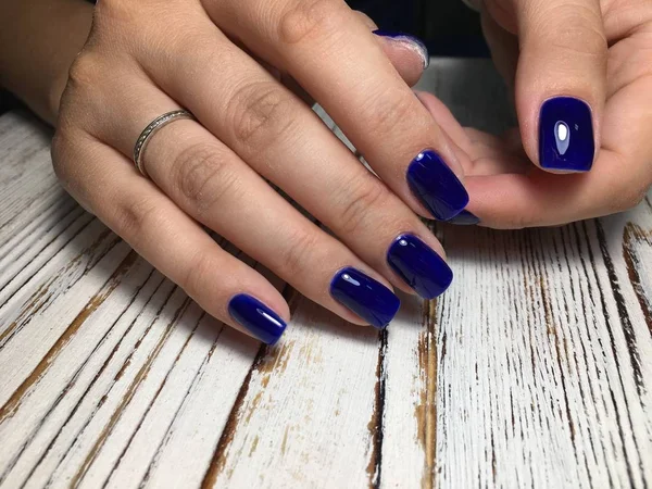 Modny Ciemny Niebieski Manicure Krótkie Paznokcie — Zdjęcie stockowe