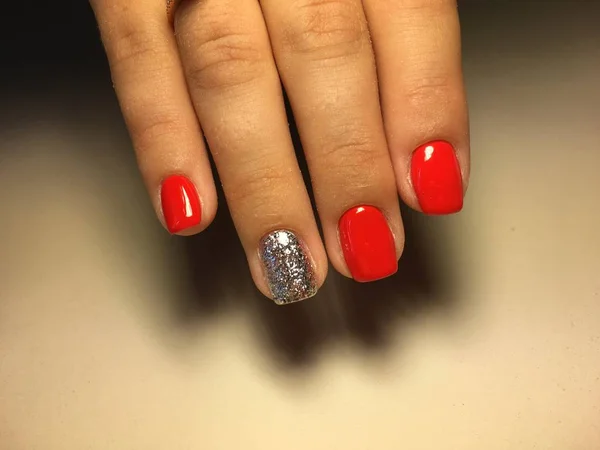 Manicura Roja Moda Con Diseño Oro Uñas Cortas — Foto de Stock