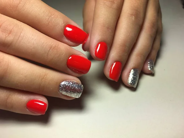 Manucure Rouge Mode Avec Design Doré Sur Ongles Courts — Photo