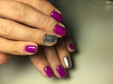 Fuşya kısa çivi üzerinde gümüş tasarımı ile moda manikür