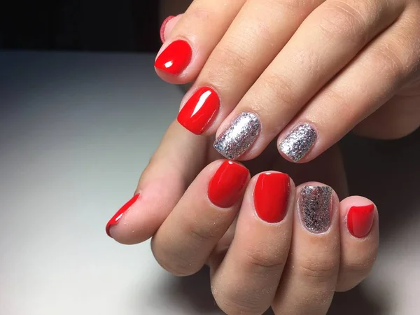 Manicure Rossa Alla Moda Con Disegno Oro Unghie Corte — Foto Stock