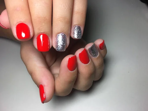 Manicura Roja Moda Con Diseño Oro Uñas Cortas —  Fotos de Stock