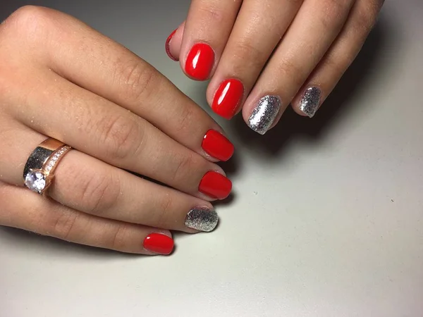 Fashionable Red Manicure Gold Design Short Nails — Stock Photo, Image