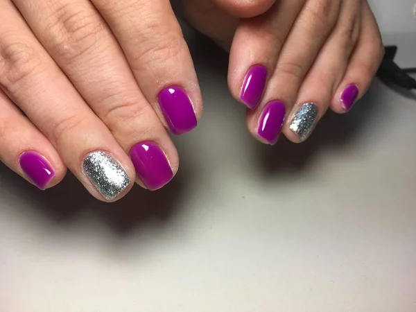 Manicura Moda Fucsia Con Diseño Plata Uñas Cortas —  Fotos de Stock