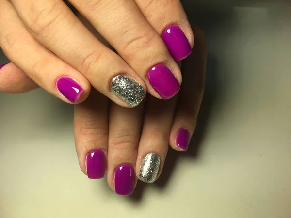 Manucure Mode Fuchsia Avec Motif Argenté Sur Ongles Courts — Photo