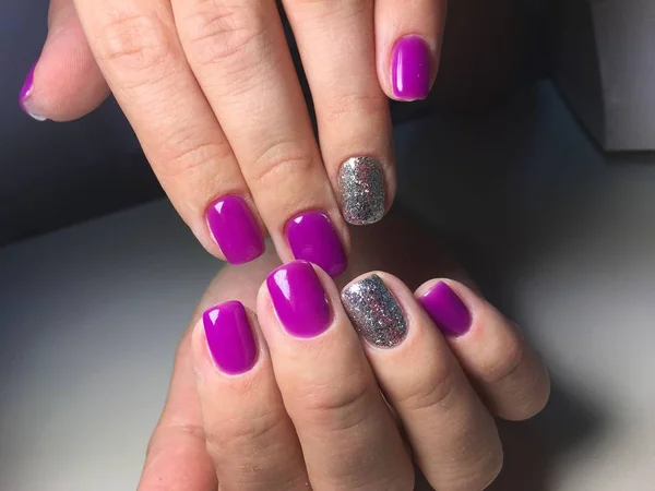 Modieuze Manicure Van Fuchsia Met Zilver Design Korte Nagels — Stockfoto