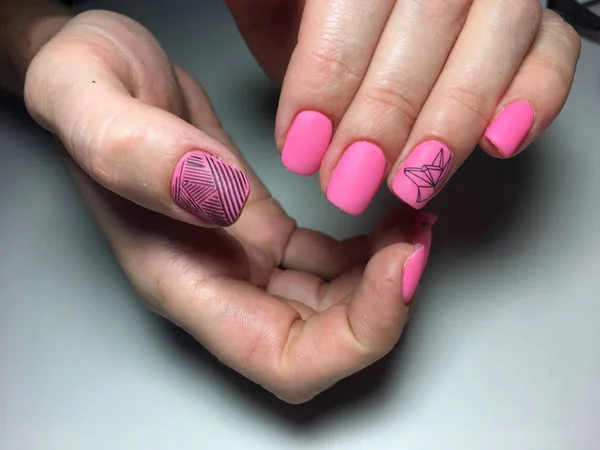 Modieuze Mat Roze Manicure Met Abstractie Korte Nagels — Stockfoto