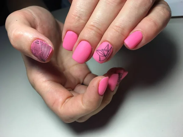 soyutlama kısa çivi ile moda mat pembe manikür