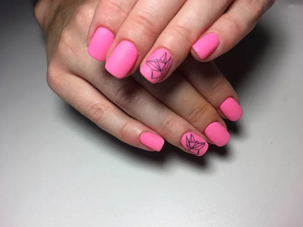 Modny Matowy Różowy Manicure Abstrakcji Krótkie Paznokcie — Zdjęcie stockowe