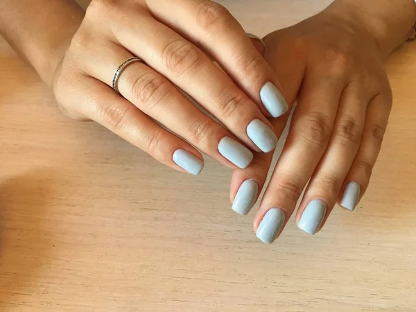 Modieuze Glanzend Grijs Blauw Manicure Korte Nagels — Stockfoto