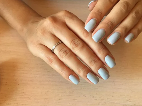 Manucure Bleu Gris Brillant Mode Sur Ongles Courts — Photo