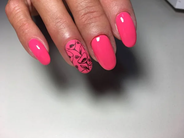 Modieuze Glanzende Matte Roze Manicure Met Bloemen — Stockfoto