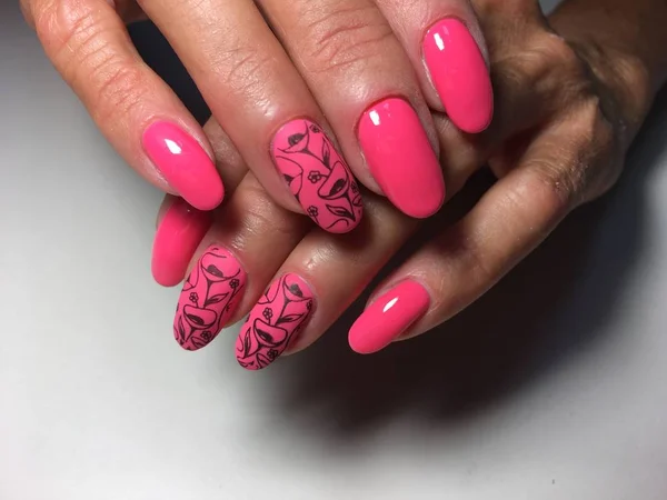 Modieuze Glanzende Matte Roze Manicure Met Bloemen — Stockfoto