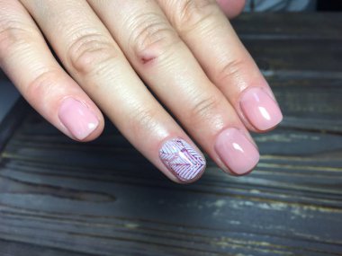 mükemmel tasarım ve beyaz desen ile moda pembe manikür