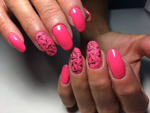 Modieuze Glanzende Matte Roze Manicure Met Bloemen — Stockfoto